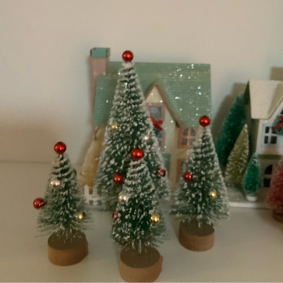 4 Decorated Bottle Brush trees. In good condition. - Picture 5 of 14